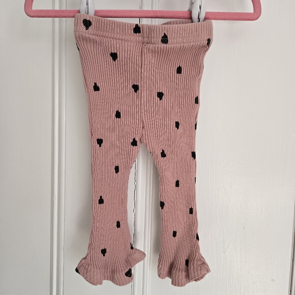 Pink Ribbed Leggings w/ Black Hearts And Flared Bottoms 🩷🖤 (0-3 months)